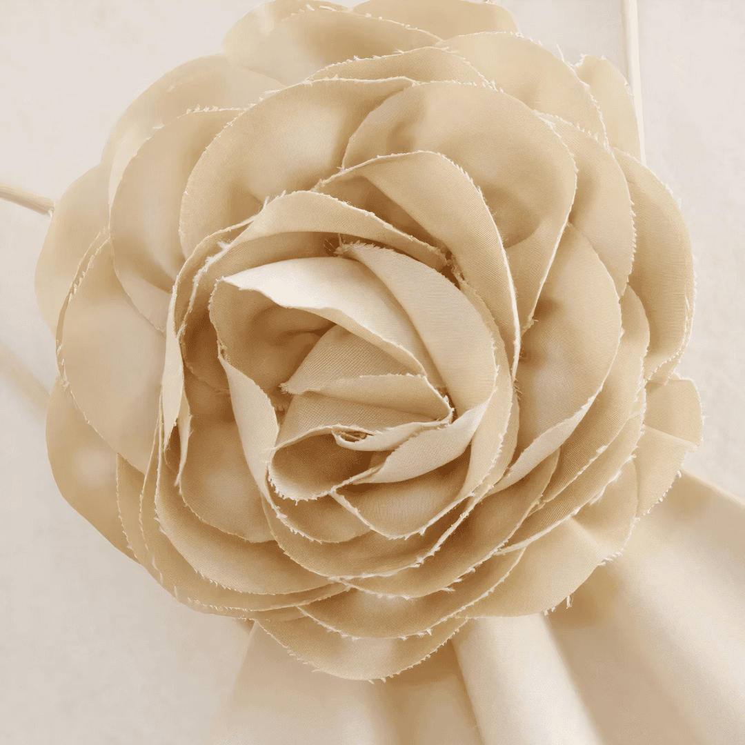 ABITO IN RASO DECORATO CON FIORE