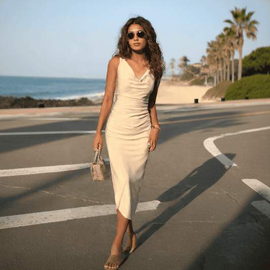 ABITO IN SETA CON SCOLLO A V