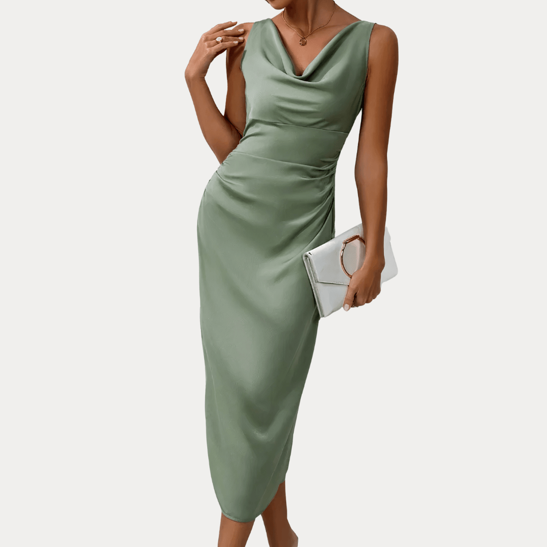 ABITO IN SETA CON SCOLLO A V