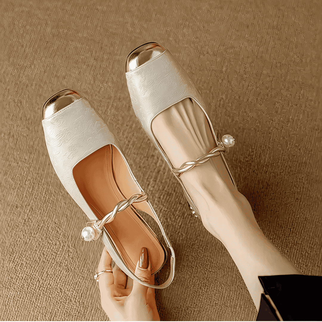 SANDALI IN PELLE CON RIFINITURE FLOREALI