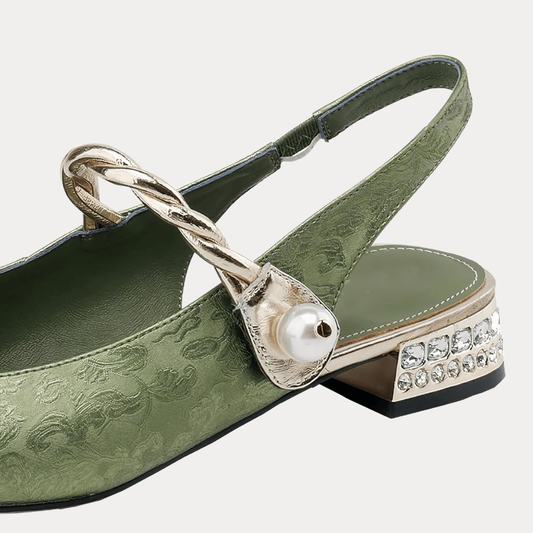 SANDALI IN PELLE CON RIFINITURE FLOREALI